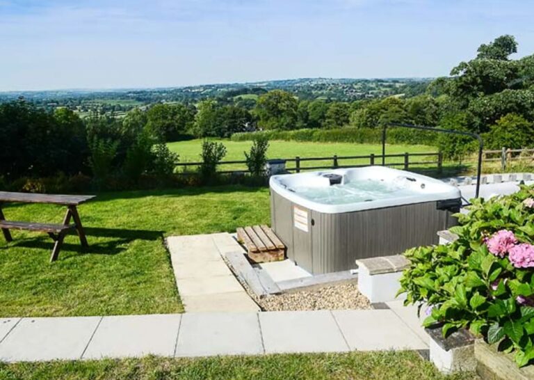 Cottages with Hot Tubs for Groups