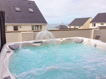 cottage holidays with hot tub for big groups